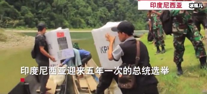 工作人员运送票箱