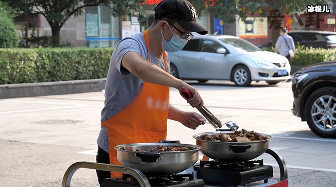 西安一物理学硕士摆摊卖卤味