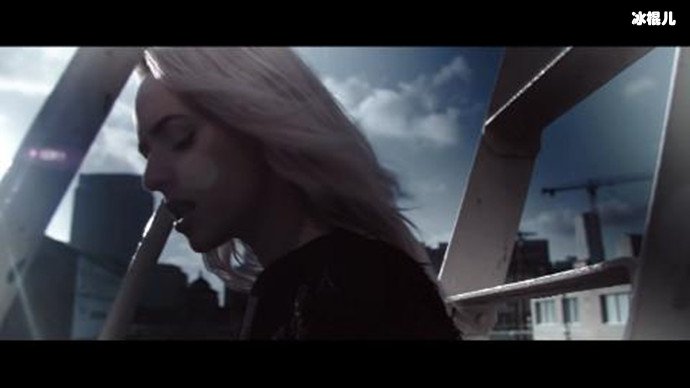 faded的背景故事照片