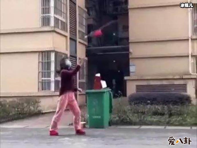 穿睡裤提剑丢垃圾视频女主角是谁