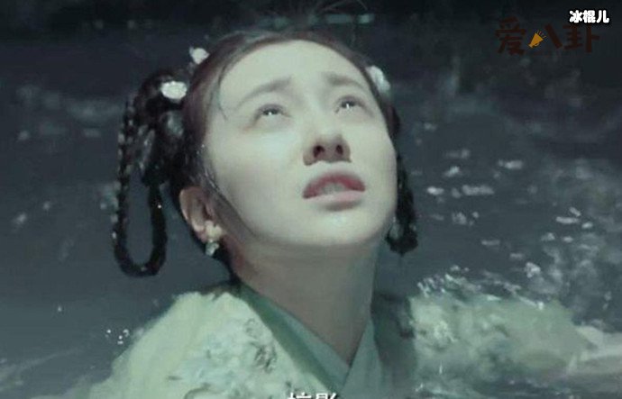 女星拍戏用140桶装矿泉水引起网友热议