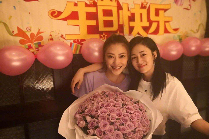 应采儿刘芸两人庆祝生日