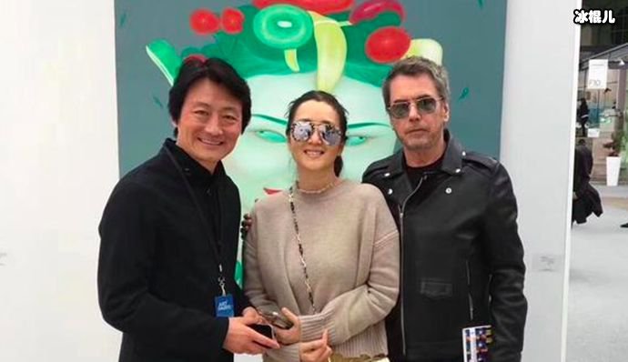 巩俐和老公看画展