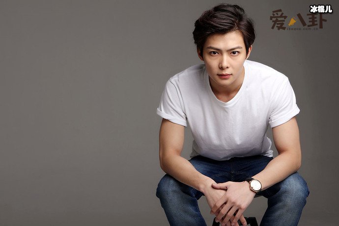 张铭恩深夜前往胡冰卿小区