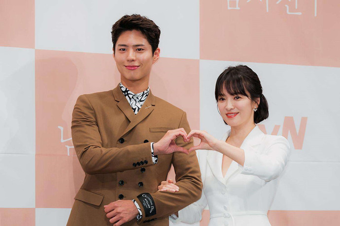 朴宝剑与宋慧乔出席发布会