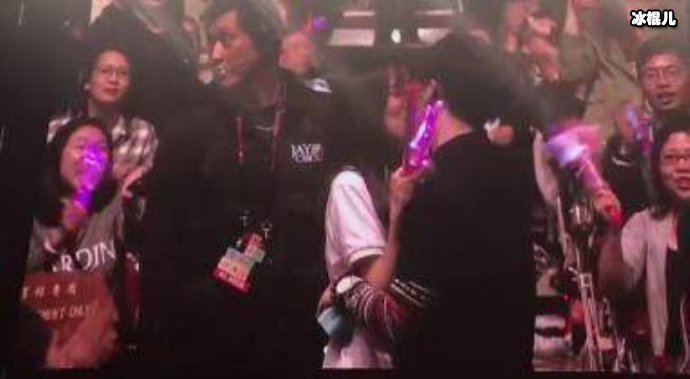 周杰伦演唱会男粉求婚