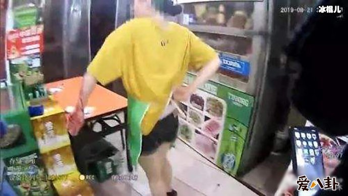 女儿未婚遭亲妈打