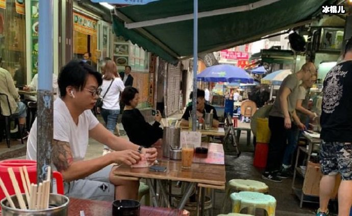 张晋在吃东西，妻子蔡少芬一旁拍张晋