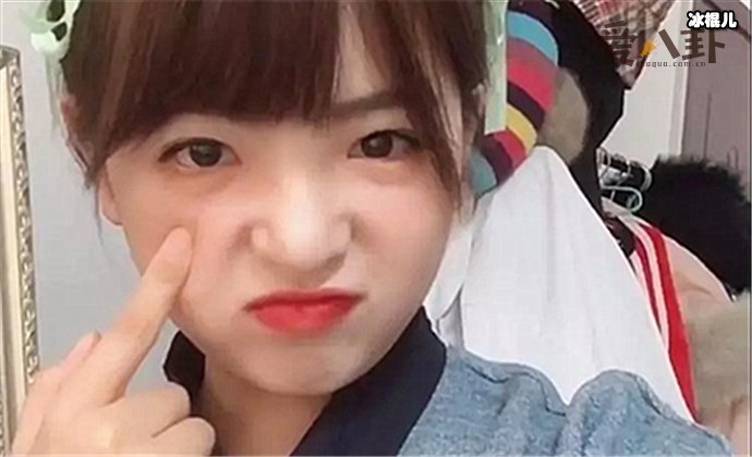 何夏昕在《她的微笑像颗糖》中扮演谁