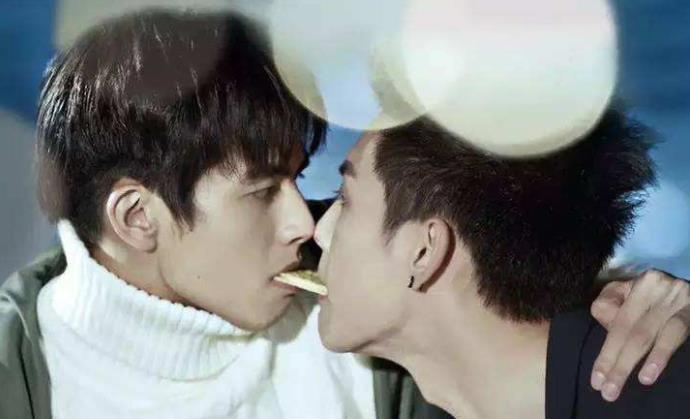 两个人相互喂东西给对方吃