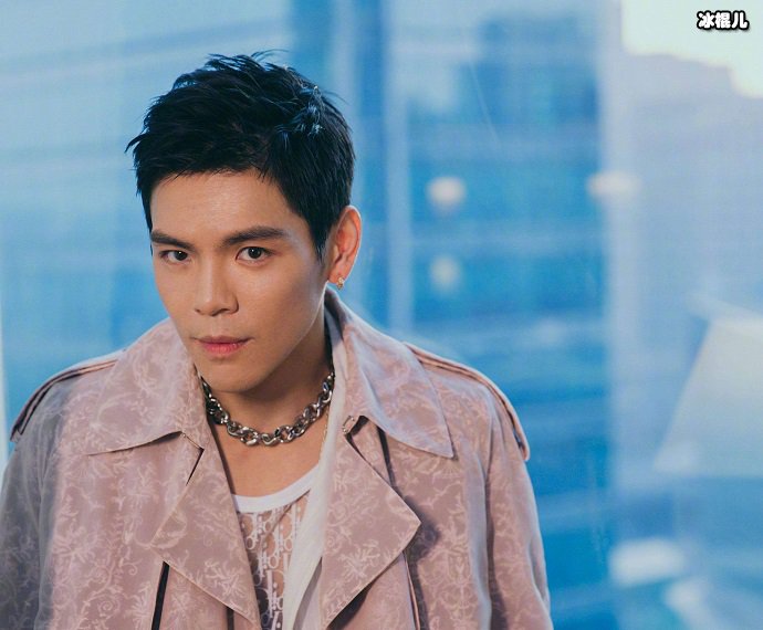 有不少网友都说向佐长得像萧敬腾，这一张的确有那么点意思