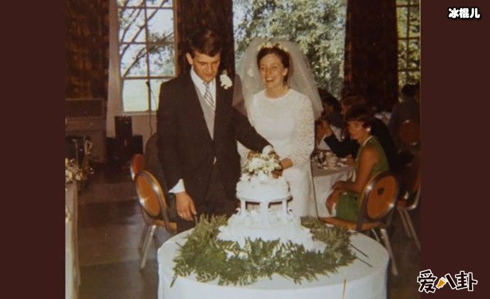 一对夫妇将结婚时的蛋糕吃了半个世纪
