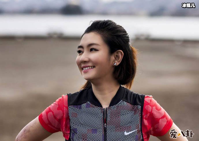 Slina在机场泪崩的原因