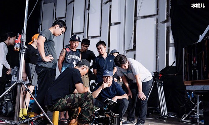 陈羽凡认真看摄像机疑似要复出