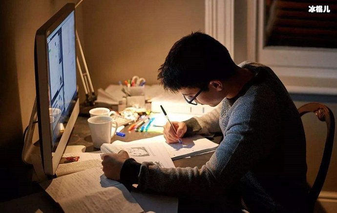 熬夜学习的大学生