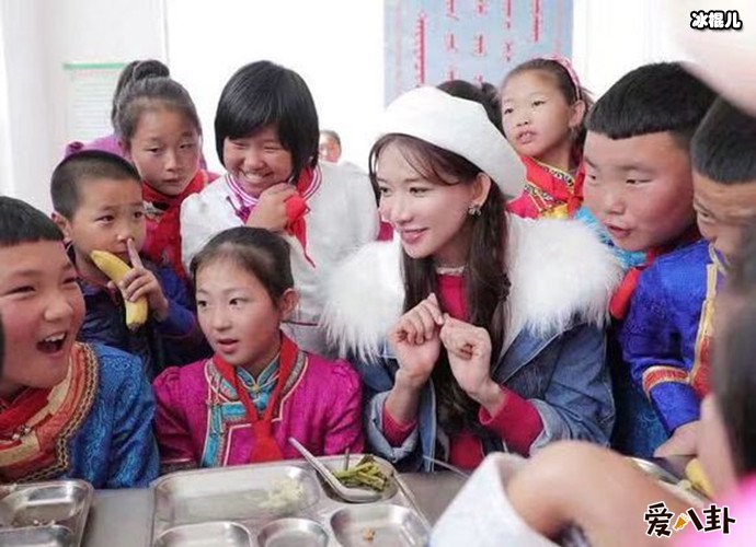 林志玲与山区的孩子一起玩耍