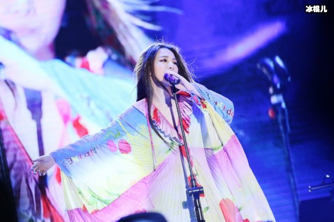 田馥甄舞台床单造型