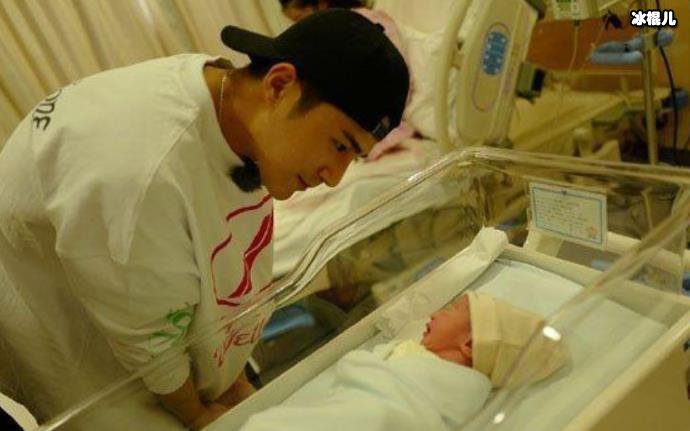 姜潮一家三口首曝光