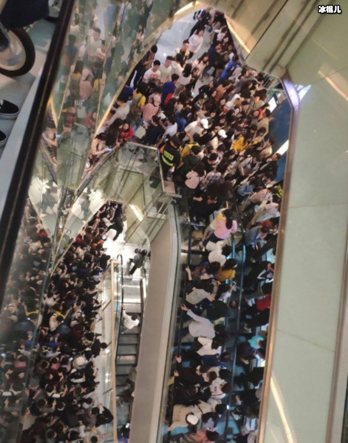 商场人山人海