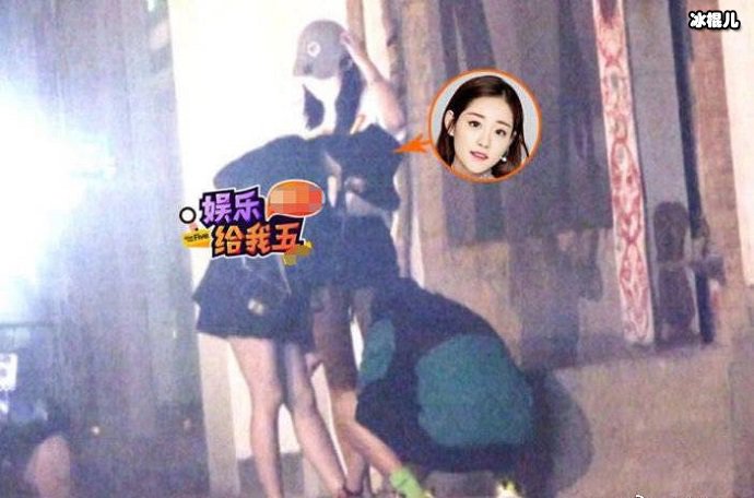 同行男子为祝绪丹系鞋带