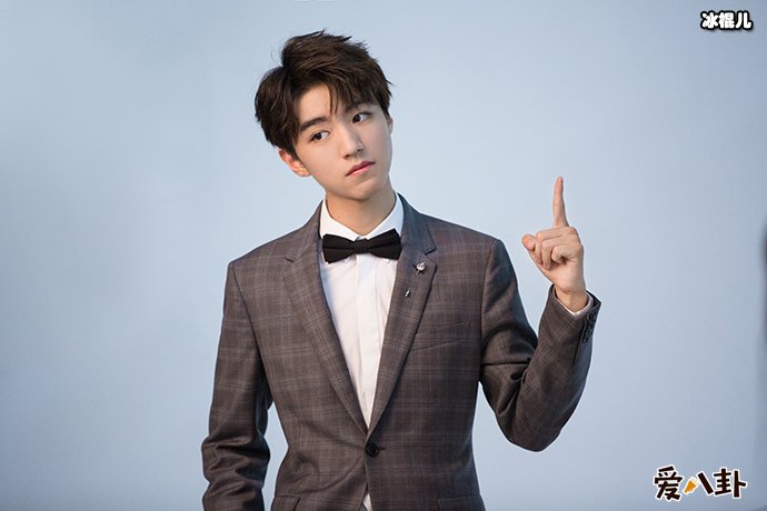 王俊凯下意识甩开黄牛