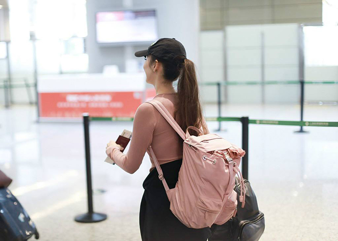 朗朗一看到行李就粘上去