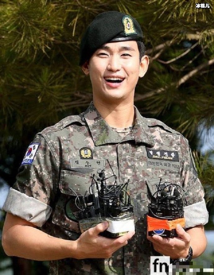 金秀贤退伍现场接受采访
