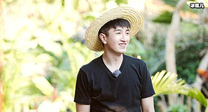 金翰大庭广众吸烟被曝光