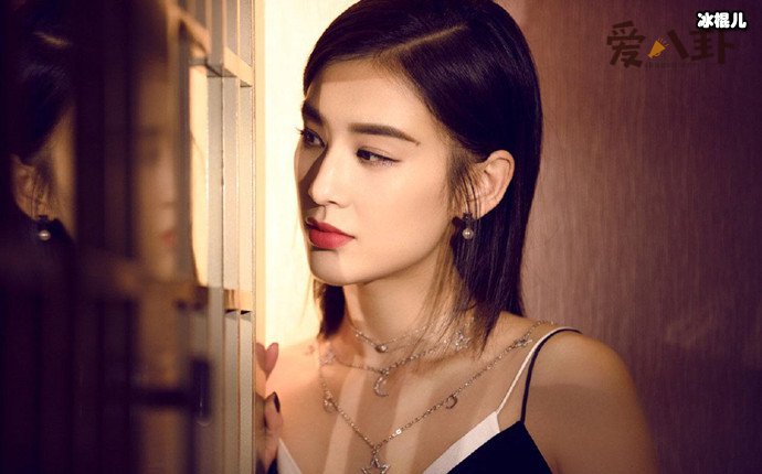 黄圣依看着伊能静表情玩味