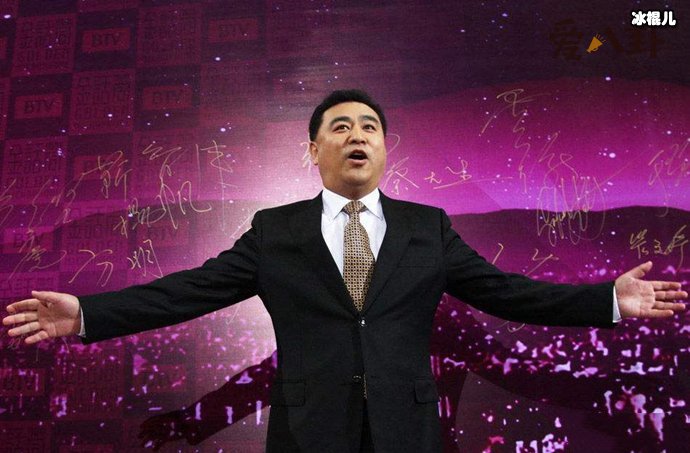 张宏民街边独自吃雪糕被嘲