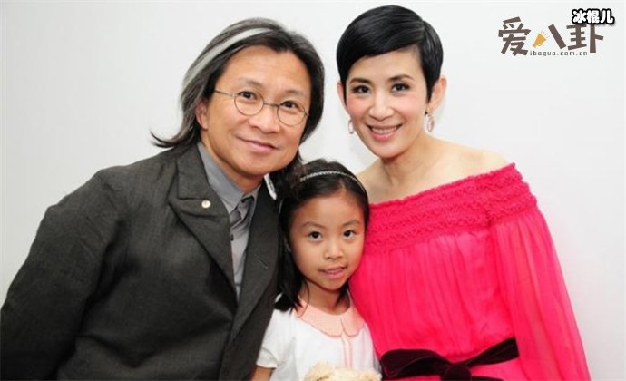 陈可辛、吴君如与女儿陈是知