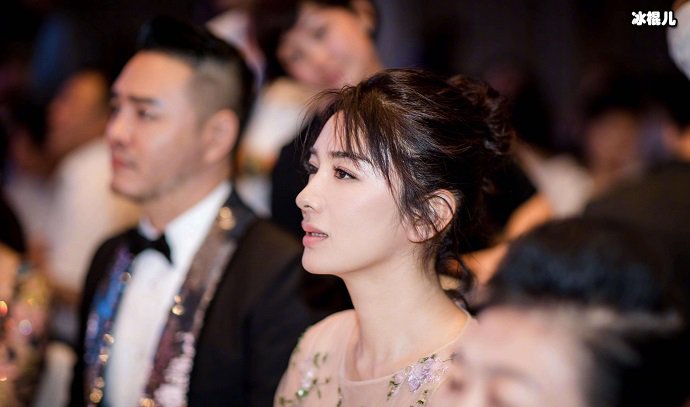 黄奕参加某活动，还能看到当初那个清新秀丽的样子