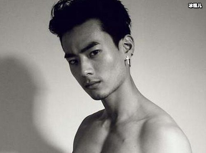 何浩文俊朗的外表跟健硕的身材