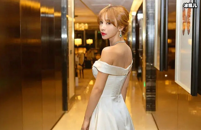 柳岩次主持人跨越到演员