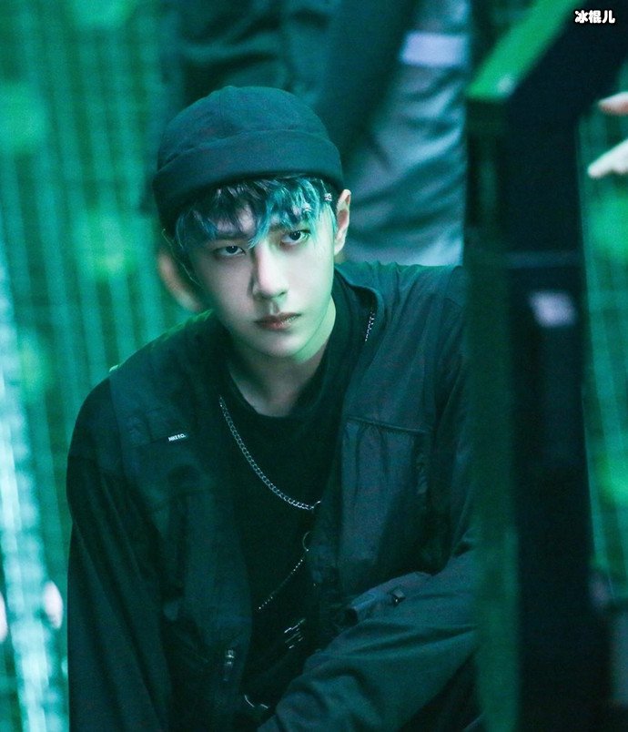 王一博蓝绿色头发造型