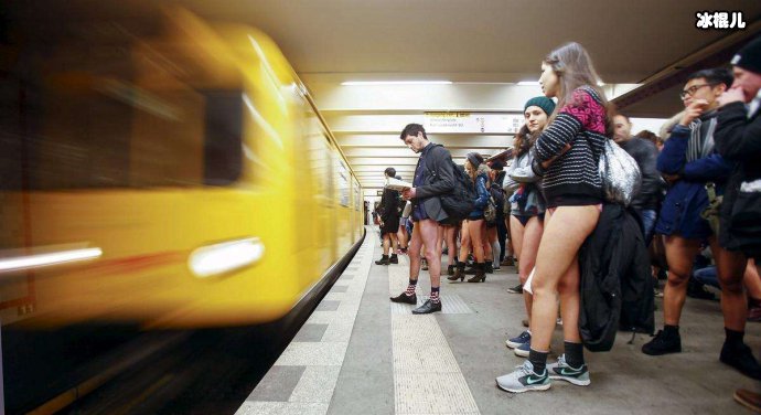 不穿裤子搭地铁日