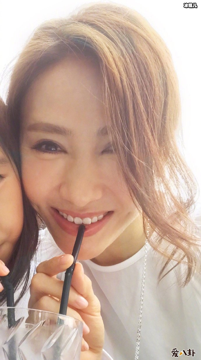黎姿晒与女儿同饮果汁拒饮心灵鸡汤