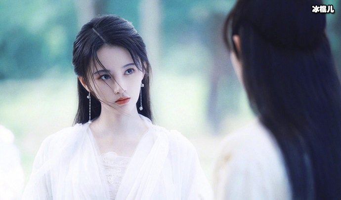 鞠婧祎如天仙一般