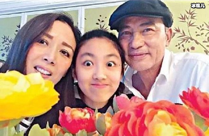达叔一家三口的亲密合照