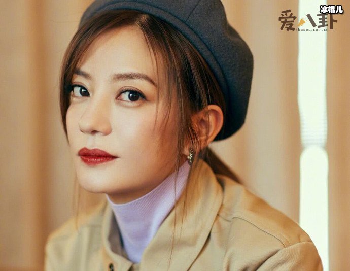  赵薇深夜发文晒与男子合照引热议