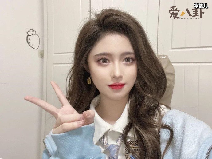 鞠婧祎被组内成员邓歆玥克隆