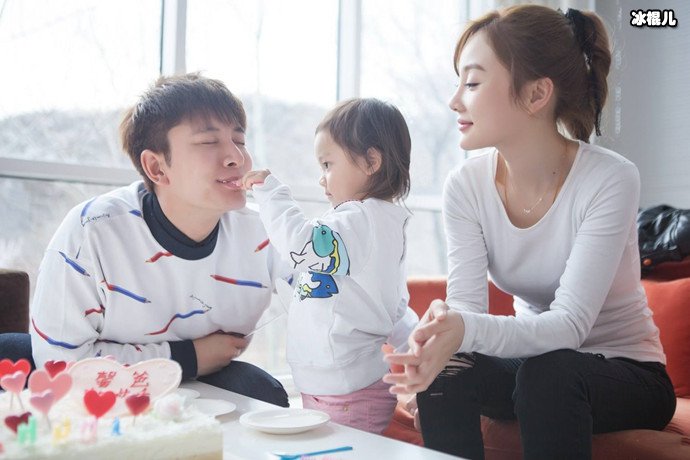 贾乃亮不同意年纪还小的甜馨进娱乐圈