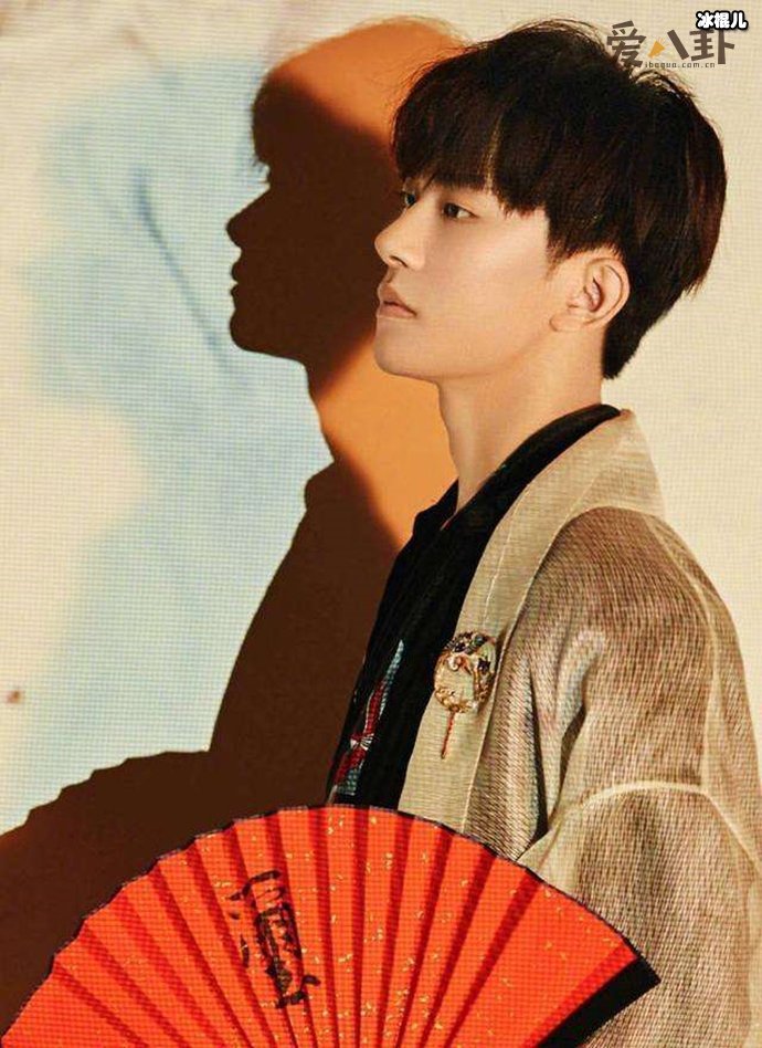 易烊千玺手拿扇子的国风美少年