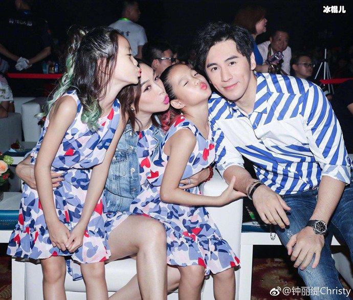 张伦硕夫妇和女儿们