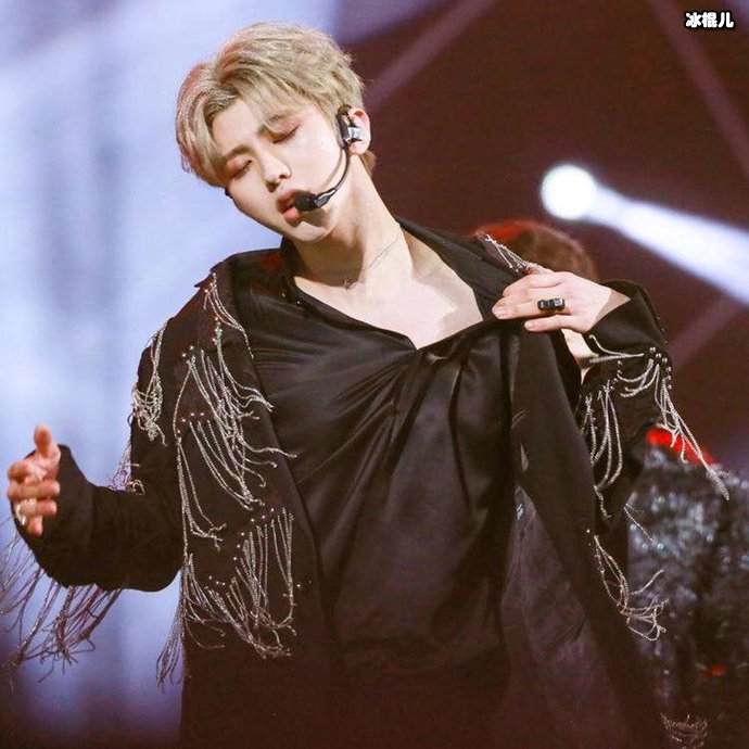 蔡徐坤现身机场被拍