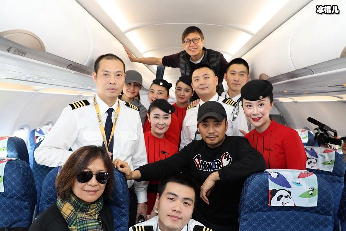 张涵予与川航事件机组成员合影