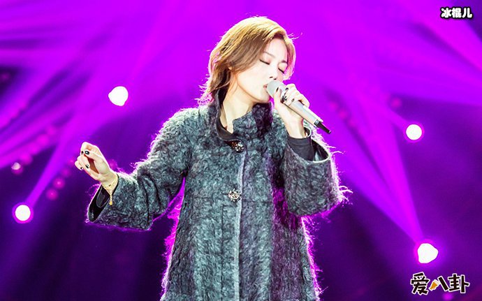 容祖儿拄拐杖会好友饭局令人心疼