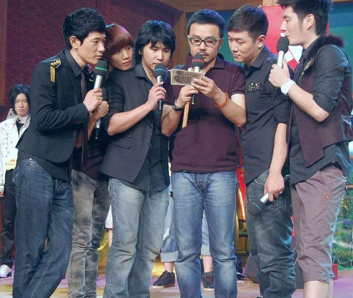 浩二（左一）成为天天兄弟的一员