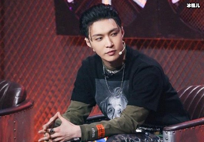 张艺兴大背头造型