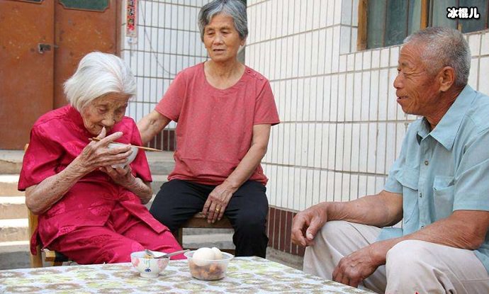 李秀枝老人在吃东西